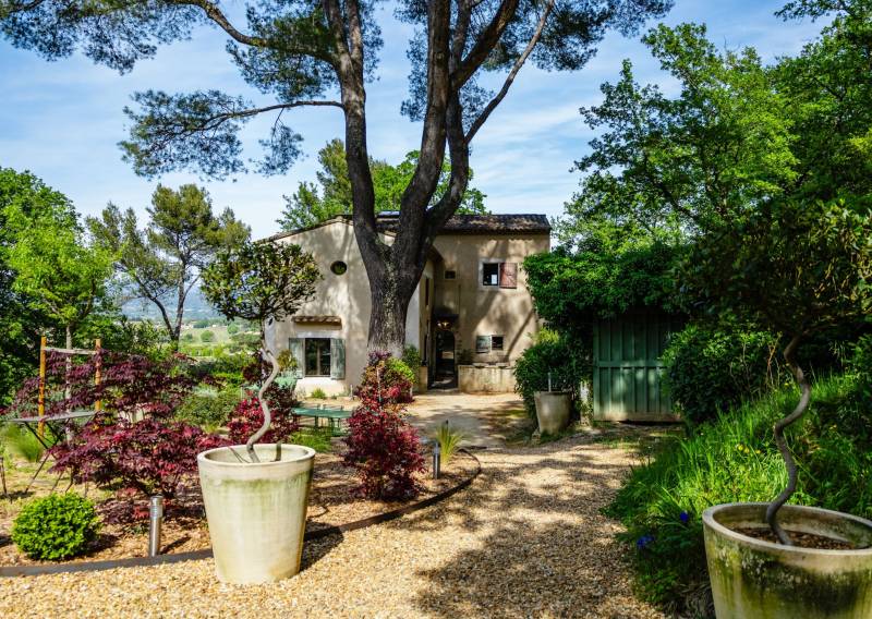 Superbe bergerie rénovée avec vue panoramique sur Gordes et les Monts du Vaucluse, terrain de 2 hectares avec bassin de nage.