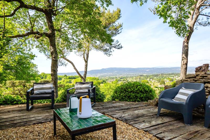Superbe bergerie rénovée avec vue panoramique sur Gordes et les Monts du Vaucluse, terrain de 2 hectares avec bassin de nage.