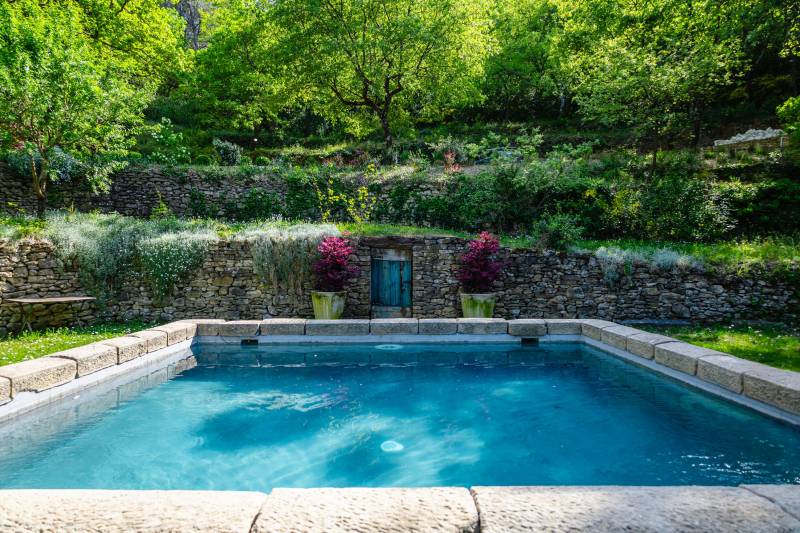 Superbe bergerie rénovée avec vue panoramique sur Gordes et les Monts du Vaucluse, terrain de 2 hectares avec bassin de nage.