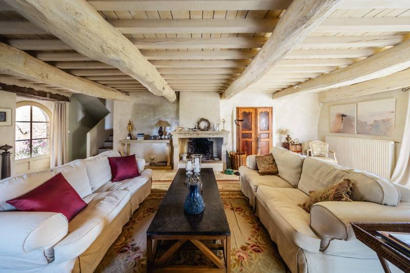 Luberon : à Lacoste, superbe mas du XVIIe siècle sur un domaine privé de près de 7 hectares, entre bois, collines et jardin paysager.