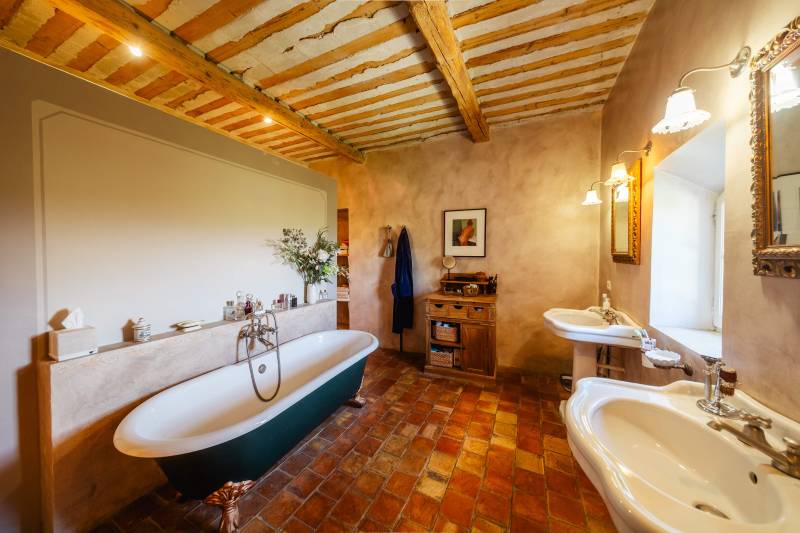 Luberon : à Lacoste, superbe mas du XVIIe siècle sur un domaine privé de près de 7 hectares, entre bois, collines et jardin paysager.
