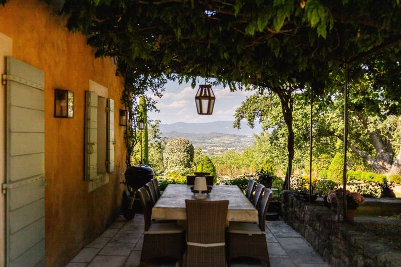Luberon : à Lacoste, superbe mas du XVIIe siècle sur un domaine privé de près de 7 hectares, entre bois, collines et jardin paysager.