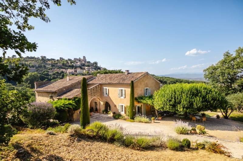 environnement naturel préservé, ce splendide mas du XVIIe siècle vous accueille sur un domaine privé de près de 7 hectares, entre bois, collines et jardin paysager