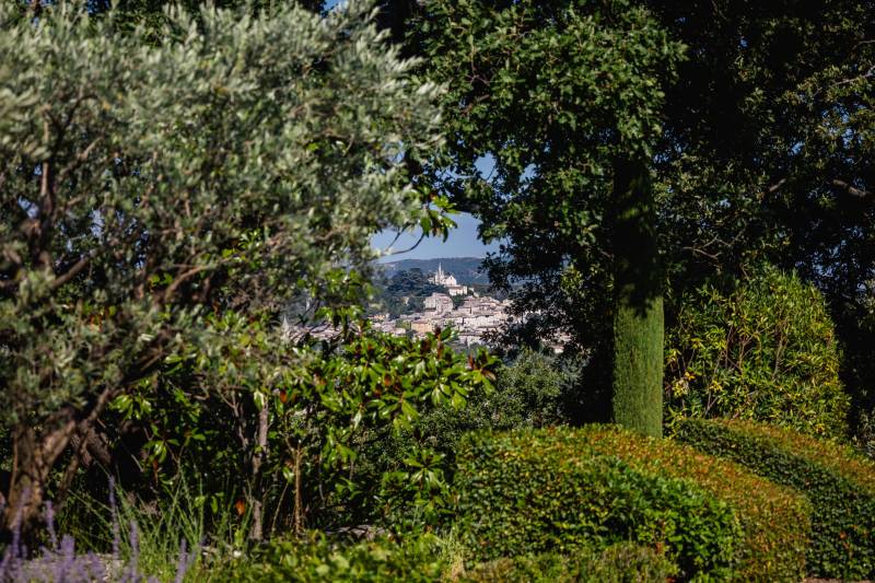 Luberon : à Lacoste, superbe mas du XVIIe siècle sur un domaine privé de près de 7 hectares, entre bois, collines et jardin paysager.