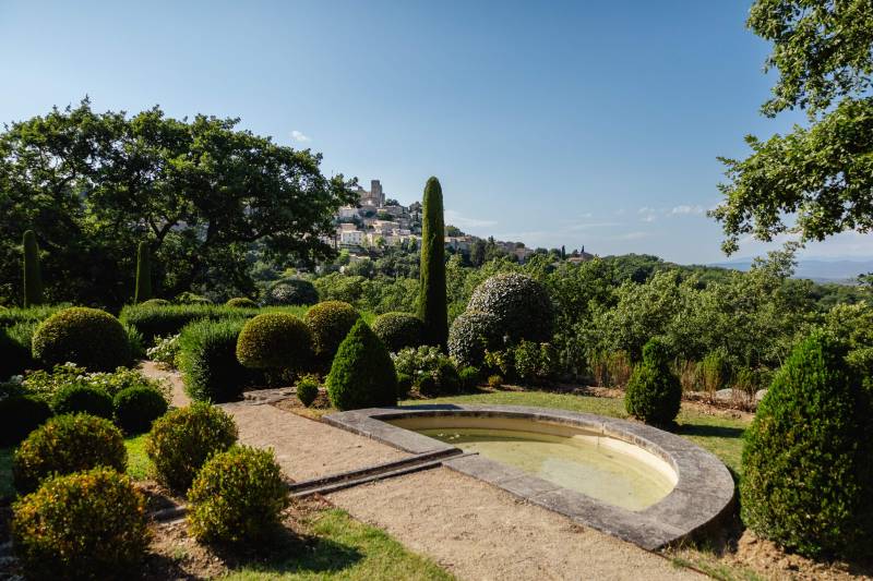 Luberon : à Lacoste, superbe mas du XVIIe siècle sur un domaine privé de près de 7 hectares, entre bois, collines et jardin paysager.