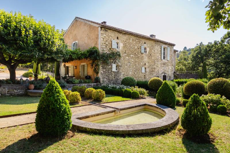 Luberon : à Lacoste, superbe mas du XVIIe siècle sur un domaine privé de près de 7 hectares, entre bois, collines et jardin paysager.
