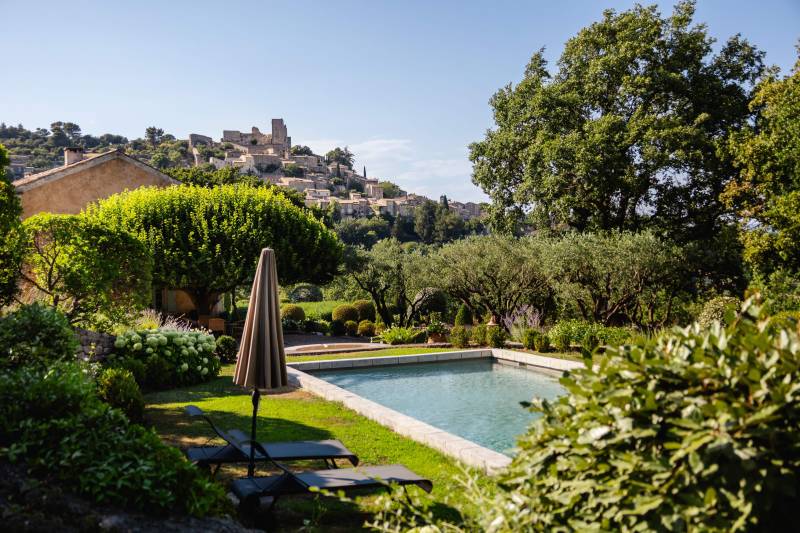 Luberon : à Lacoste, superbe mas du XVIIe siècle sur un domaine privé de près de 7 hectares, entre bois, collines et jardin paysager.