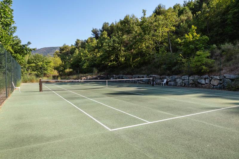 Luberon : à Lacoste, superbe mas du XVIIe siècle sur un domaine privé de près de 7 hectares, entre bois, collines et jardin paysager.