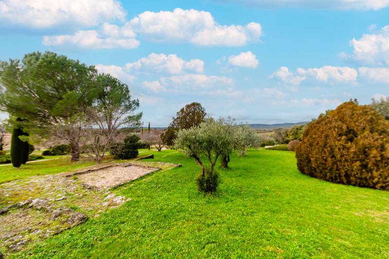 A la vente dans un hameau de Gordes, maison en pierres avec terrain constructible de 2500 m².