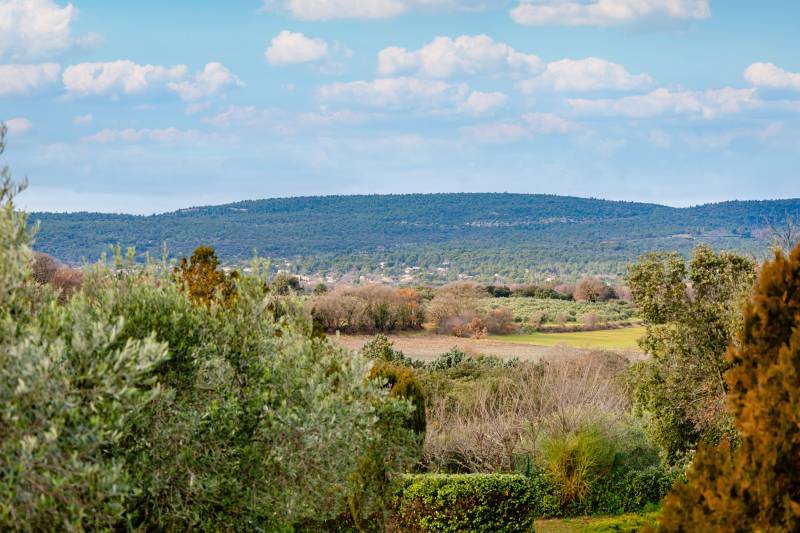 A la vente dans un hameau de Gordes, maison en pierres avec terrain constructible de 2500 m².