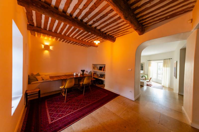 À Gordes, au cœur d’un hameau prisé, superbe maison en pierre du XVIIIe restaurée avec deux annexes dans un jardin clos avec bassin.