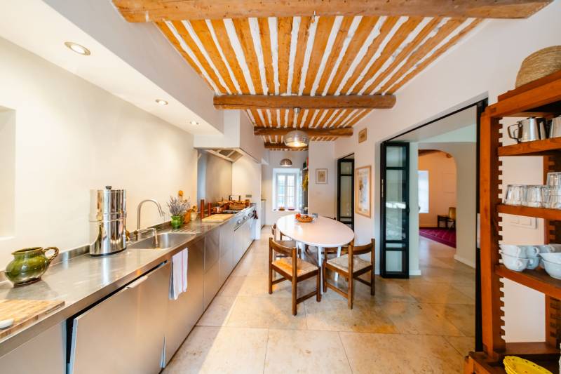 À Gordes, au cœur d’un hameau prisé, superbe maison en pierre du XVIIIe restaurée avec deux annexes dans un jardin clos avec bassin.