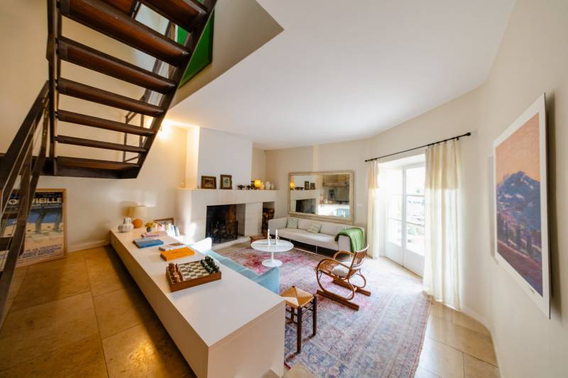 À Gordes, au cœur d’un hameau prisé, superbe maison en pierre du XVIIIe restaurée avec deux annexes dans un jardin clos avec bassin.