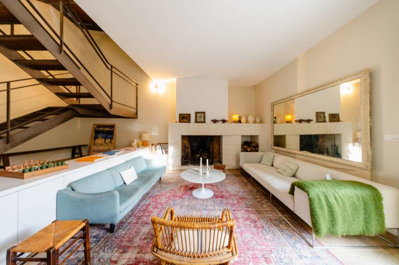 À Gordes, au cœur d’un hameau prisé, superbe maison en pierre du XVIIIe restaurée avec deux annexes dans un jardin clos avec bassin.
