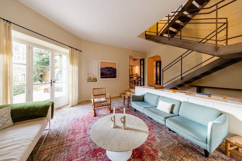 À Gordes, au cœur d’un hameau prisé, superbe maison en pierre du XVIIIe restaurée avec deux annexes dans un jardin clos avec bassin.