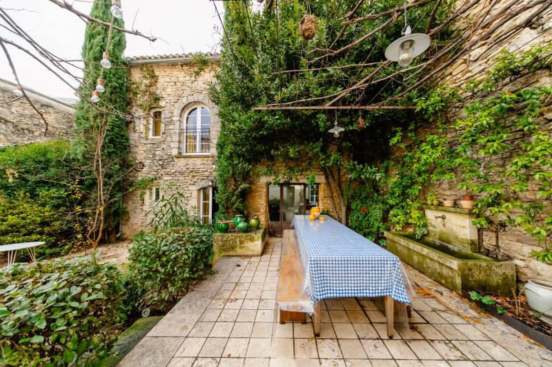 À Gordes, au cœur d’un hameau prisé, superbe maison en pierre du XVIIIe restaurée avec deux annexes dans un jardin clos avec bassin.