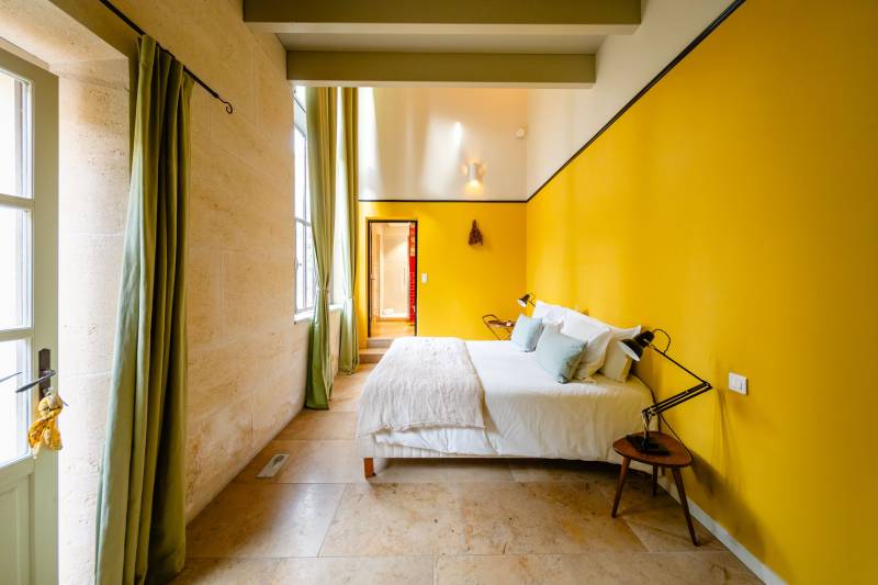 À Gordes, au cœur d’un hameau prisé, superbe maison en pierre du XVIIIe restaurée avec deux annexes dans un jardin clos avec bassin.