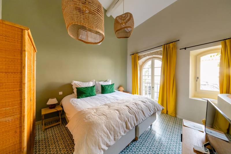 À Gordes, au cœur d’un hameau prisé, superbe maison en pierre du XVIIIe restaurée avec deux annexes dans un jardin clos avec bassin.