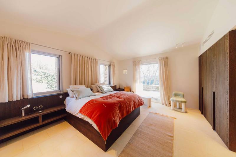 Luberon. Maison d’architecte au cœur d’une propriété de plus de 9 hectares.