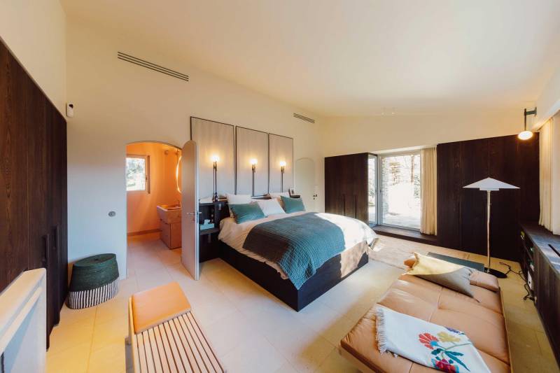Luberon. Maison d’architecte au cœur d’une propriété de plus de 9 hectares.