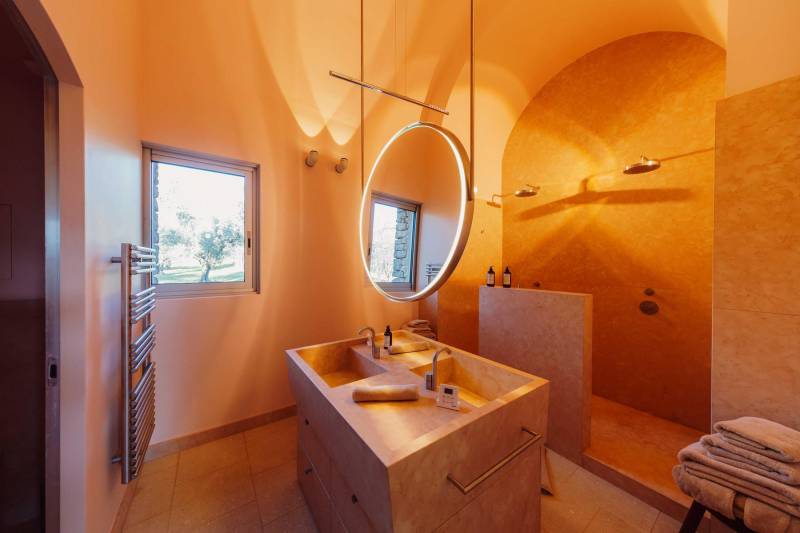 Luberon. Maison d’architecte au cœur d’une propriété de plus de 9 hectares.