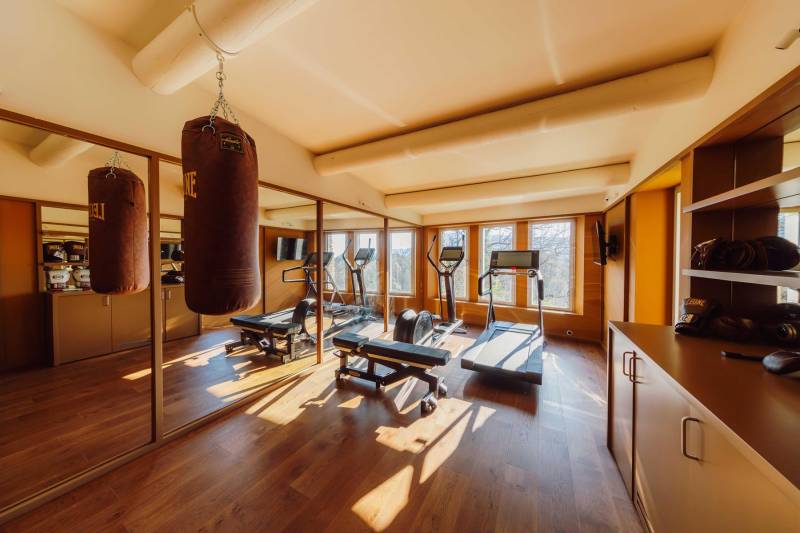 Salle de sport avec équipement de qualité 