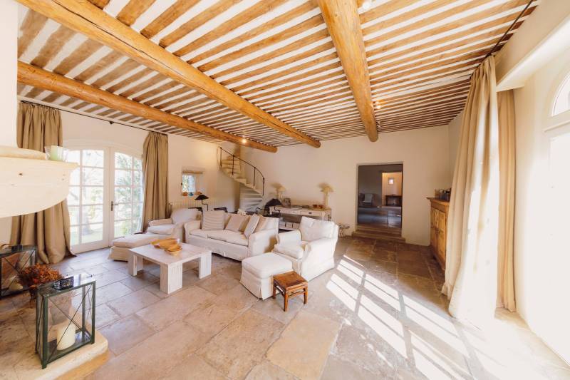 A Gordes, superbe mas avec piscine  et sa maison de gardien sur plus d'un hectare de terrain.