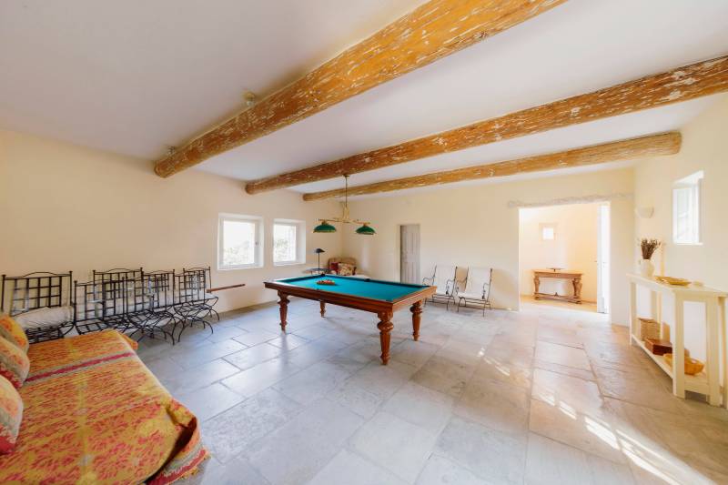A Gordes, superbe mas avec piscine  et sa maison de gardien sur plus d'un hectare de terrain.