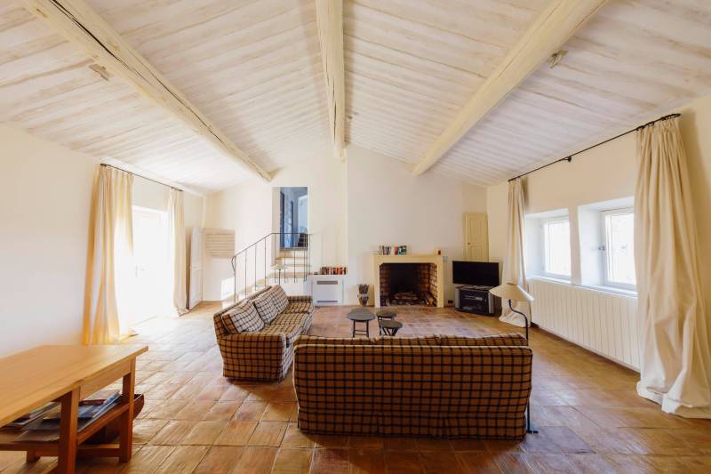A Gordes, superbe mas avec piscine  et sa maison de gardien sur plus d'un hectare de terrain.