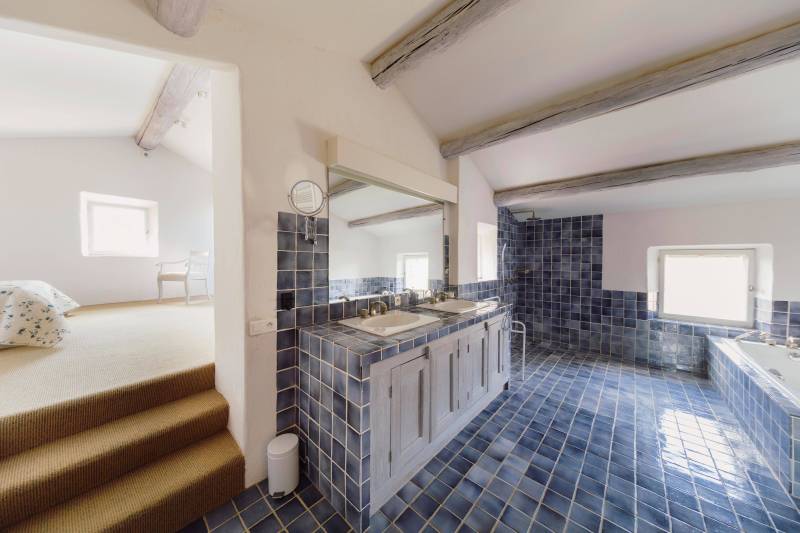 A Gordes, superbe mas avec piscine  et sa maison de gardien sur plus d'un hectare de terrain.