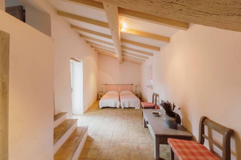 A Gordes, superbe mas avec piscine  et sa maison de gardien sur plus d'un hectare de terrain.