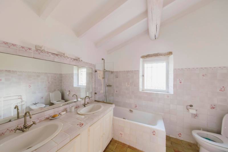 A Gordes, superbe mas avec piscine  et sa maison de gardien sur plus d'un hectare de terrain.