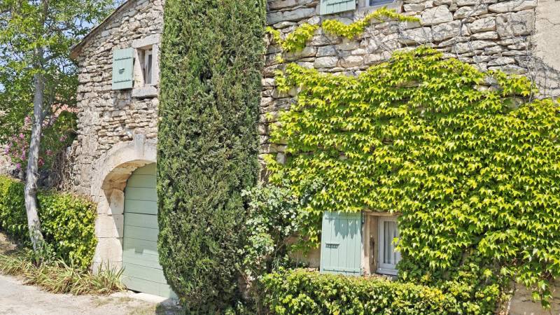 À Gordes, maison de hameau ancienne au charme sûr, avec une piscine et annexe, au calme absolu.
