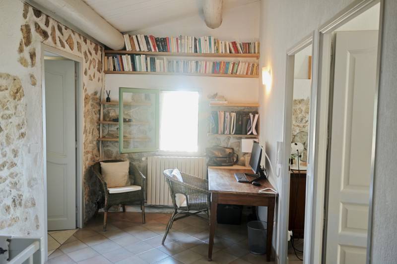 A La Bastide-des-Jourdans, propriété d’exception à vendre avec piscine sur près de 3,5 hectares bénéficiant d’une vue panoramique, dans le Luberon.