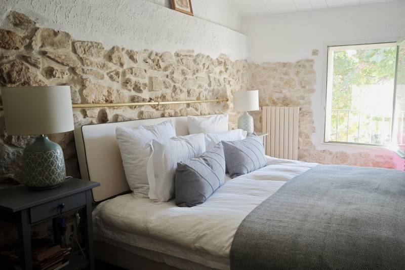 A La Bastide-des-Jourdans, propriété d’exception à vendre avec piscine sur près de 3,5 hectares bénéficiant d’une vue panoramique, dans le Luberon.