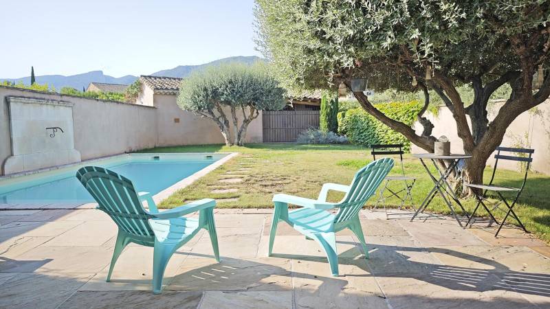 Au cœur du village de Maubec, maison mitoyenne récente sans vis-à-vis avec piscine au pied du Luberon.