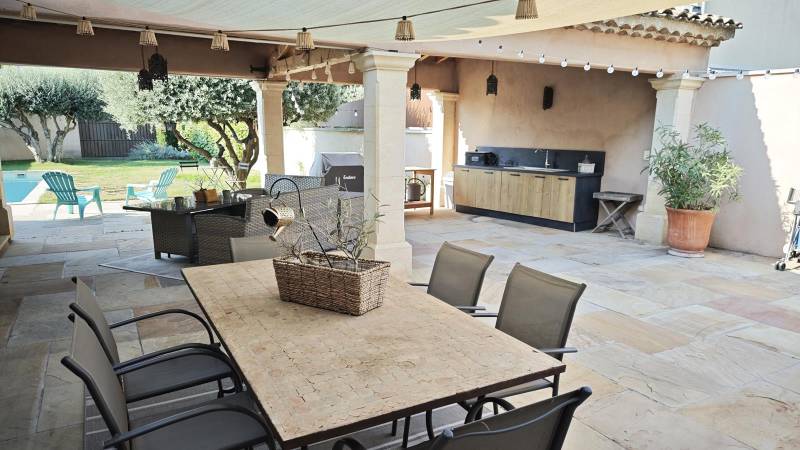 Au cœur du village de Maubec, maison mitoyenne récente sans vis-à-vis avec piscine au pied du Luberon.