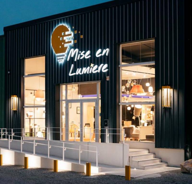 MISE EN LUMIERE pour concevoir des éclairages élégants, cohérents et parfaitement adaptés à chaque espace. Visitez son showroom à Cavaillon en Luberon.