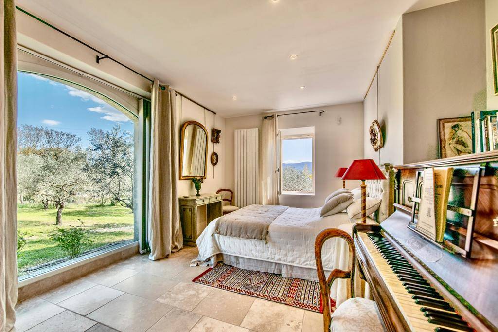 Gordes, superbe villa en pierres avec vues   