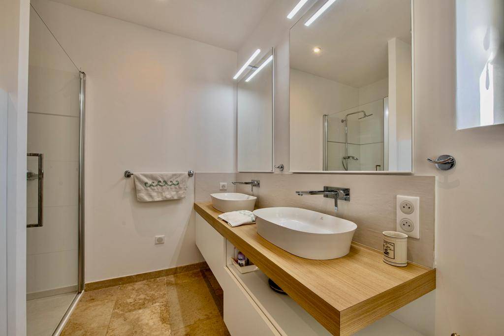 Salle de bains dans maison de prestige à Gordes