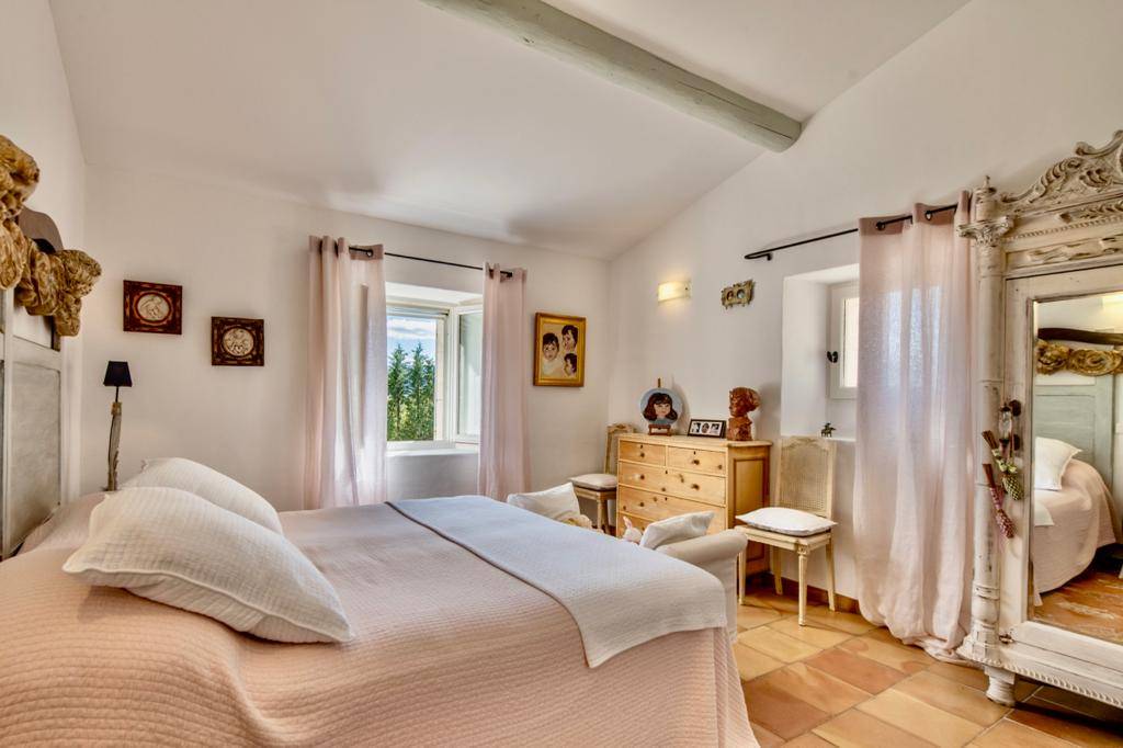 Gordes, superbe villa en pierres avec vues   