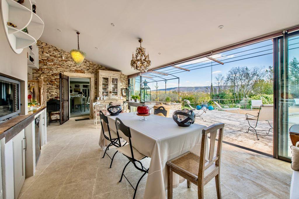 Pool house dans maison en pierres à vendre