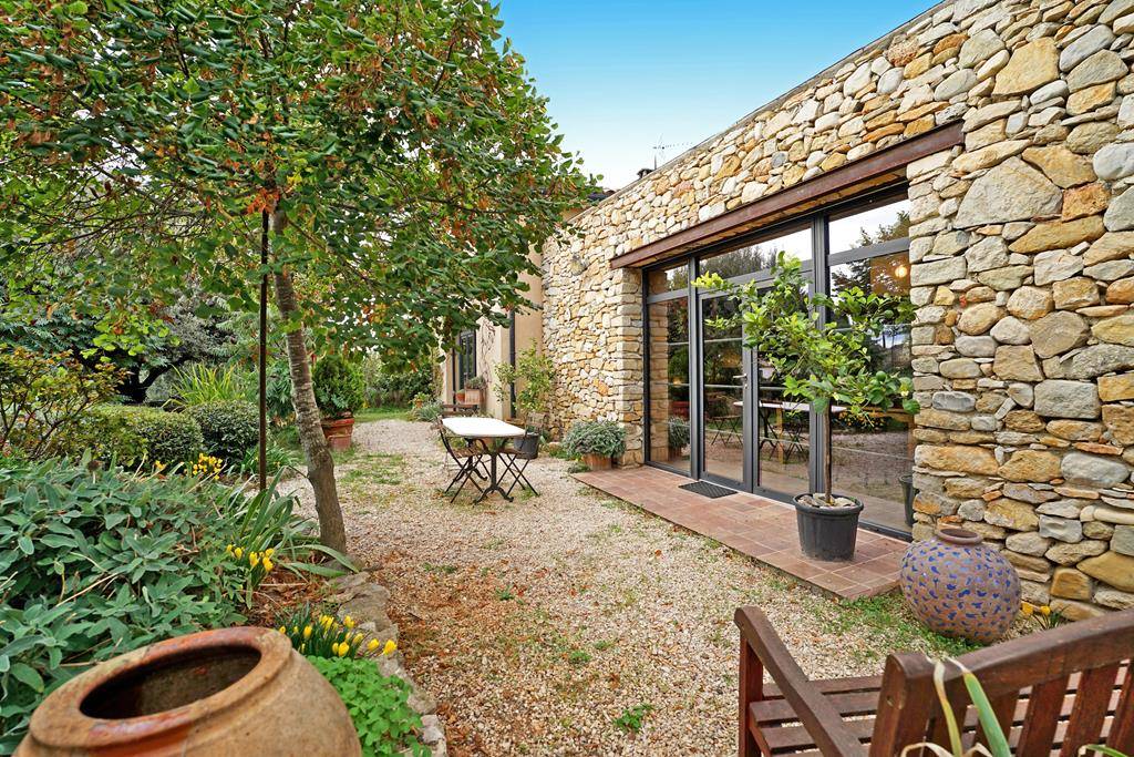 Maison de charme aux lignes contemporaines avec jardin luxuriant et bassin   