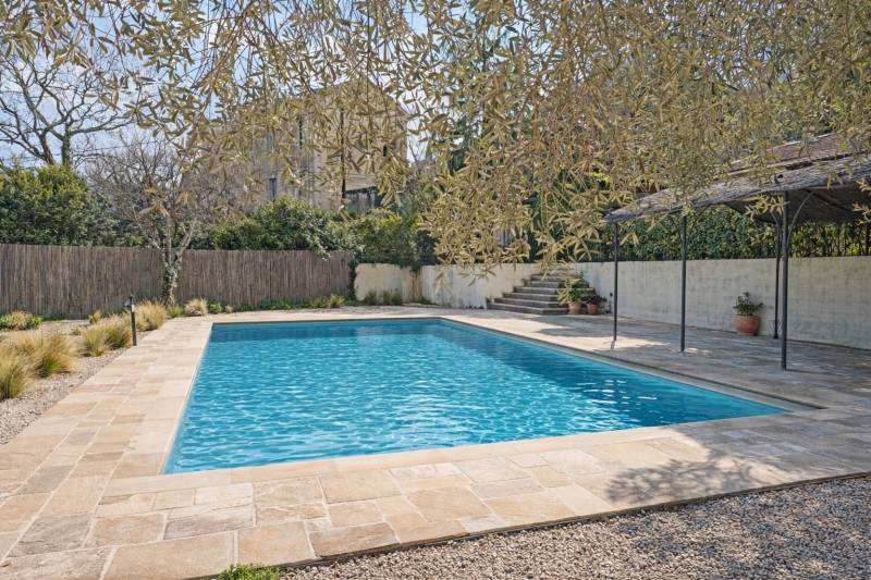 Au cœur du village de Lacoste maison des années 50 avec 5 chambres, piscine et très belle vue sur Bonnieux.