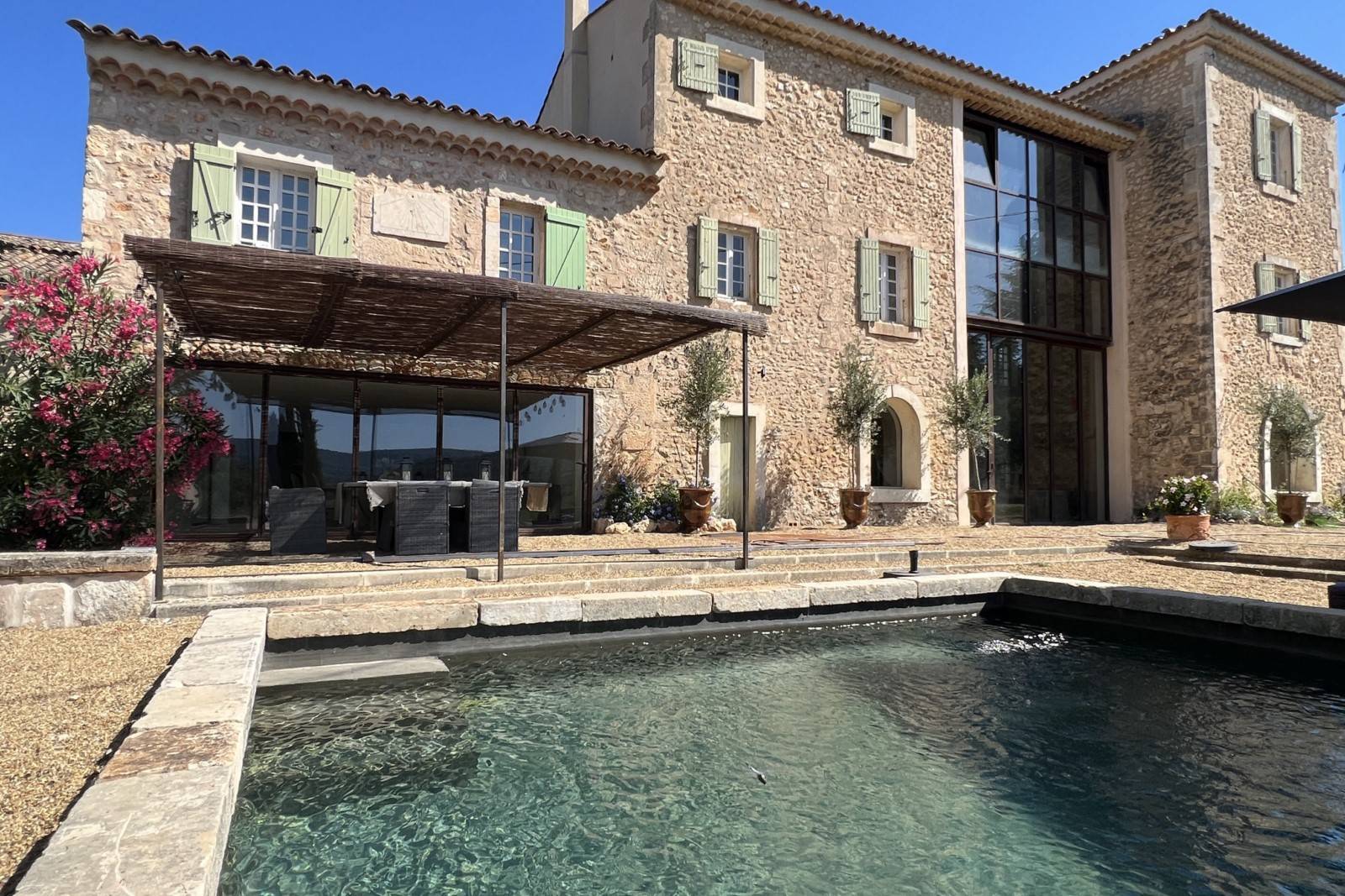 Propriété aux volumes généreux avec piscine, face au Luberon   