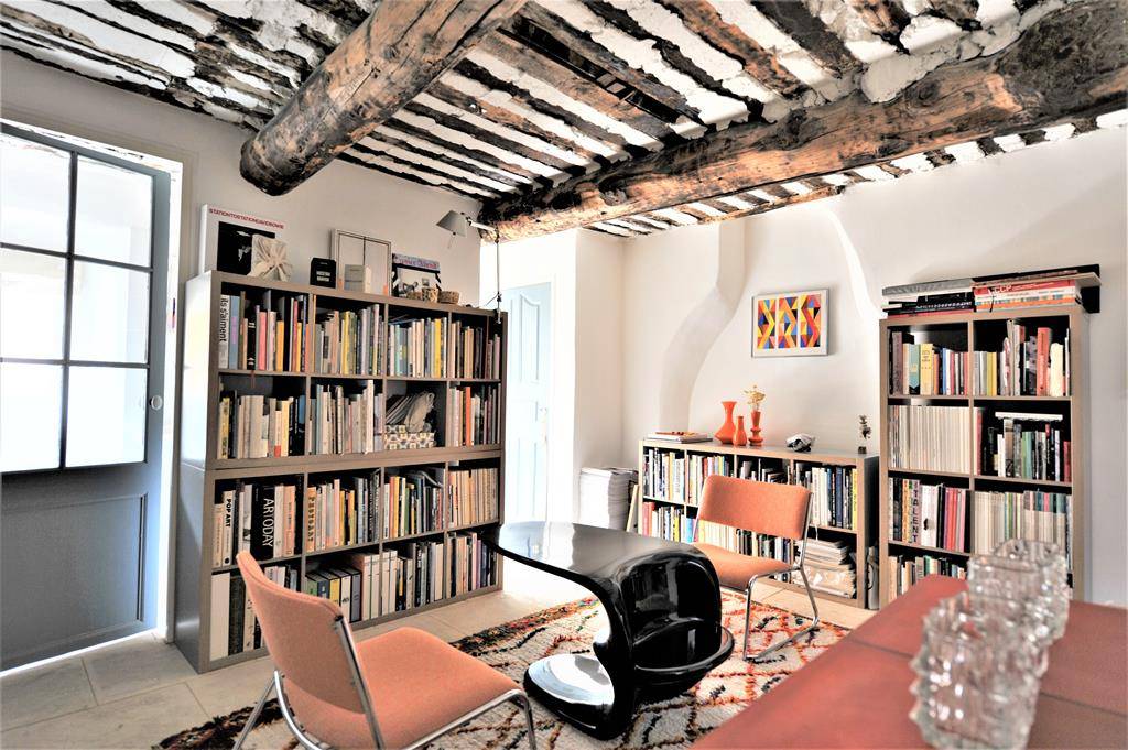 CABRIERES D AVIGNON.GRANDE MAISON DE VILLAGE SUR COUR.   