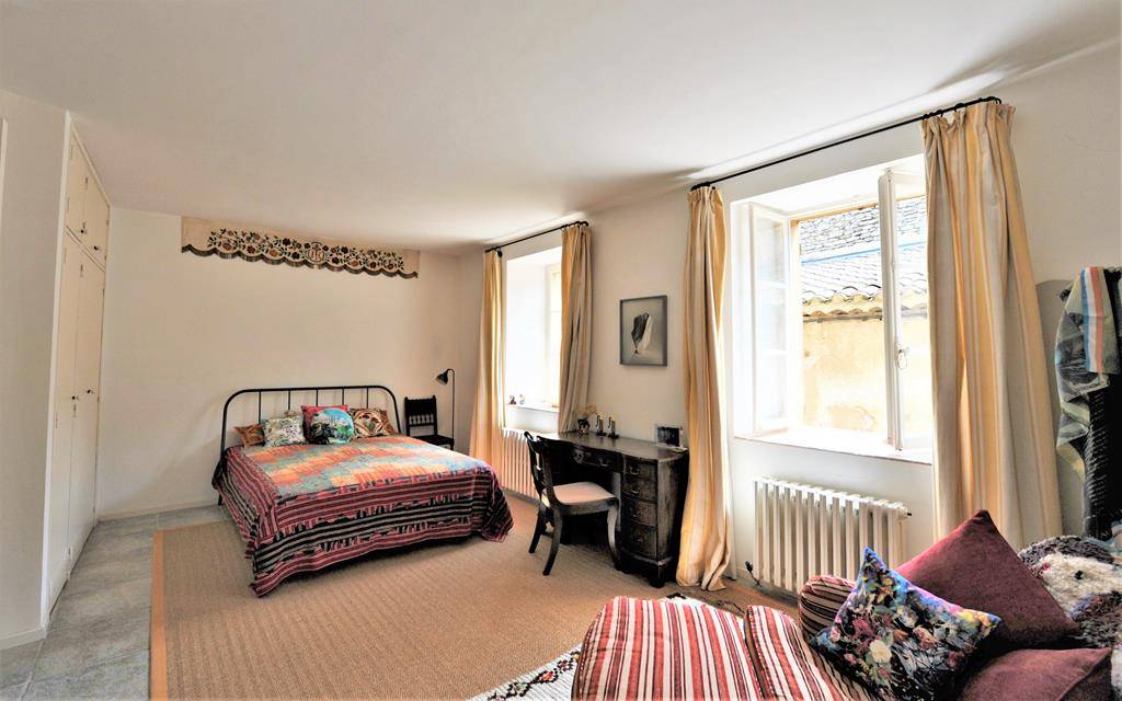 CABRIERES D AVIGNON.GRANDE MAISON DE VILLAGE SUR COUR.   