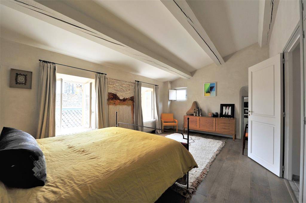 CABRIERES D AVIGNON.GRANDE MAISON DE VILLAGE SUR COUR.   