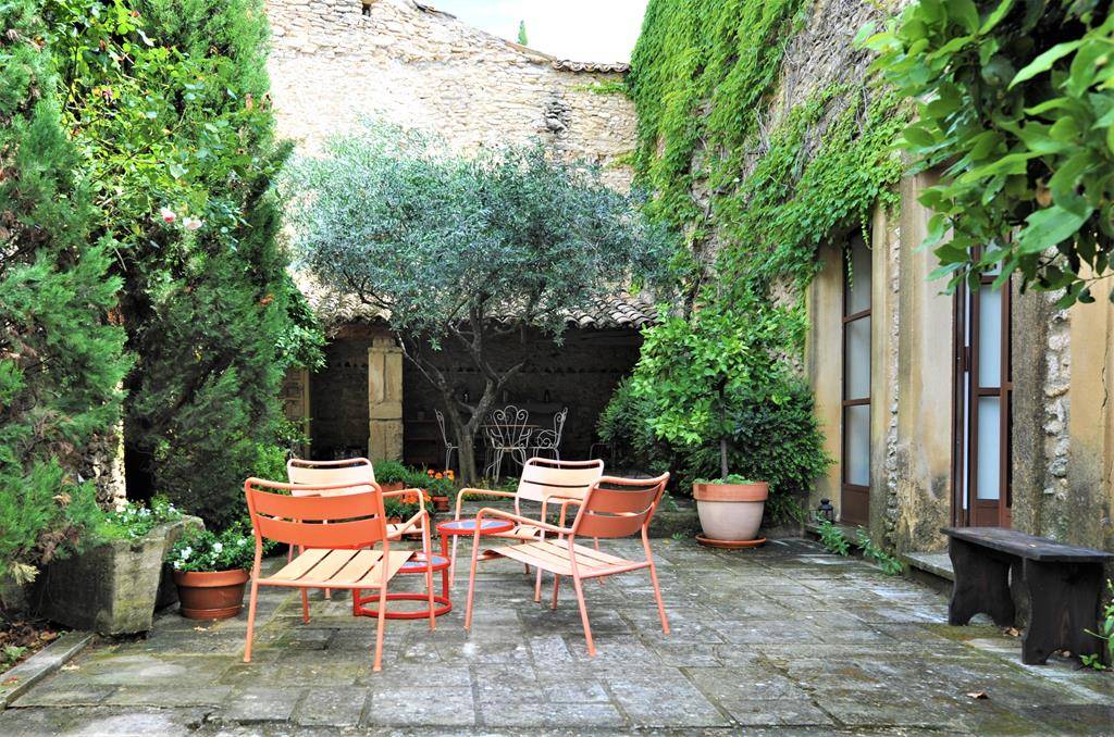 CABRIERES D AVIGNON.GRANDE MAISON DE VILLAGE SUR COUR.   
