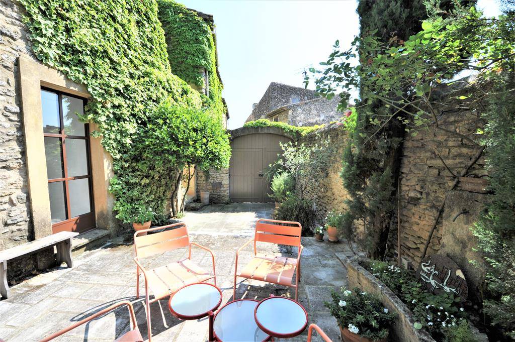 CABRIERES D AVIGNON.GRANDE MAISON DE VILLAGE SUR COUR.   